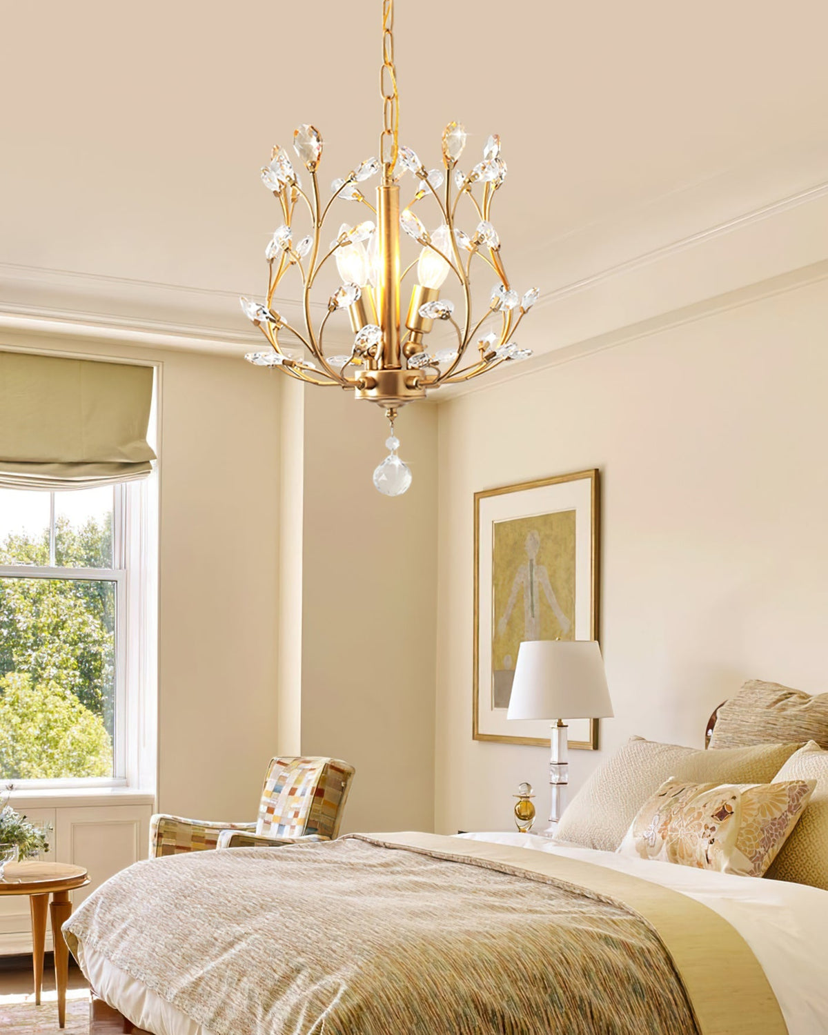 Elegant Loftlampe med Metalstruktur og Krystalakcenter for Tidløs Dekoration