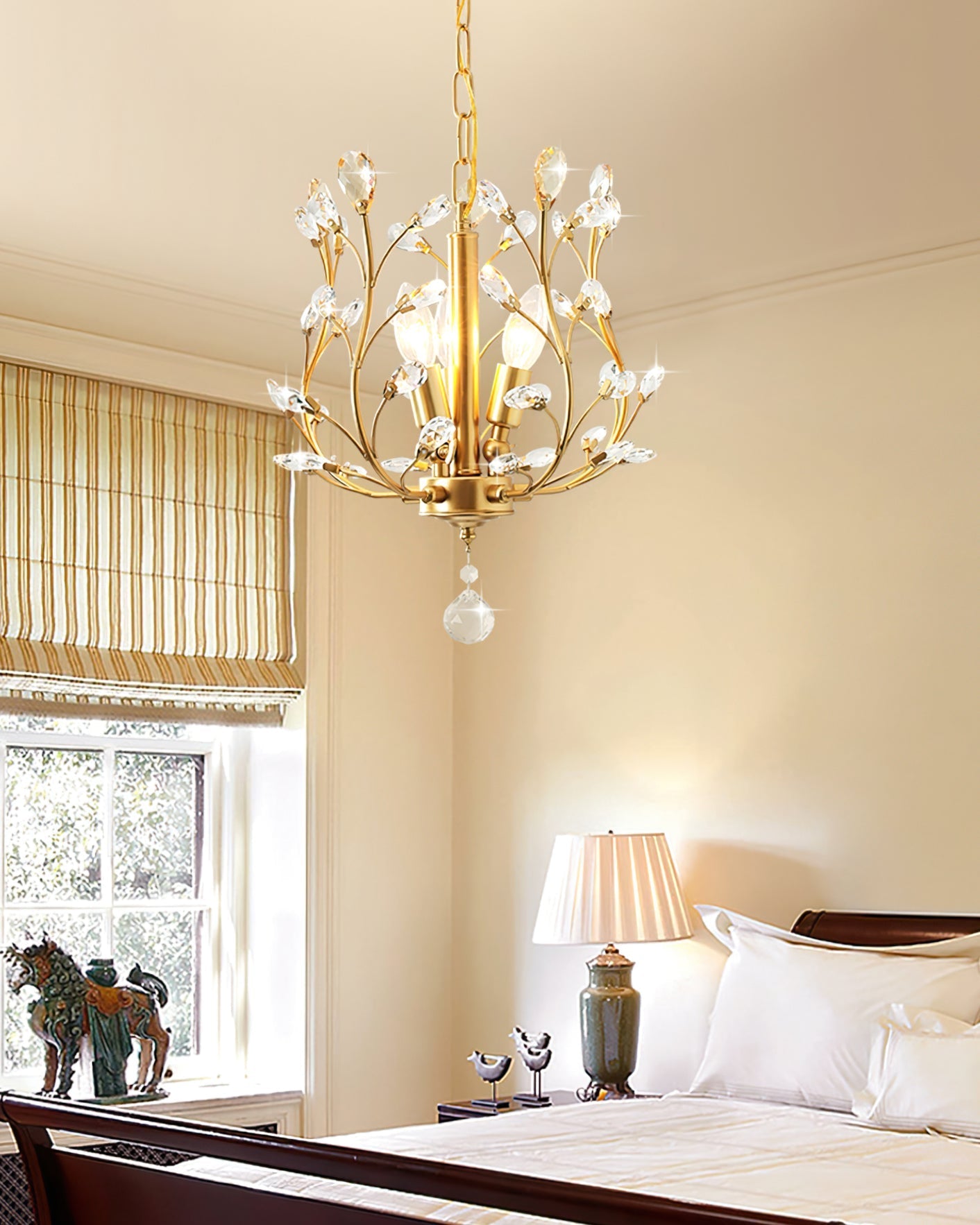 Elegant Loftlampe med Metalstruktur og Krystalakcenter for Tidløs Dekoration