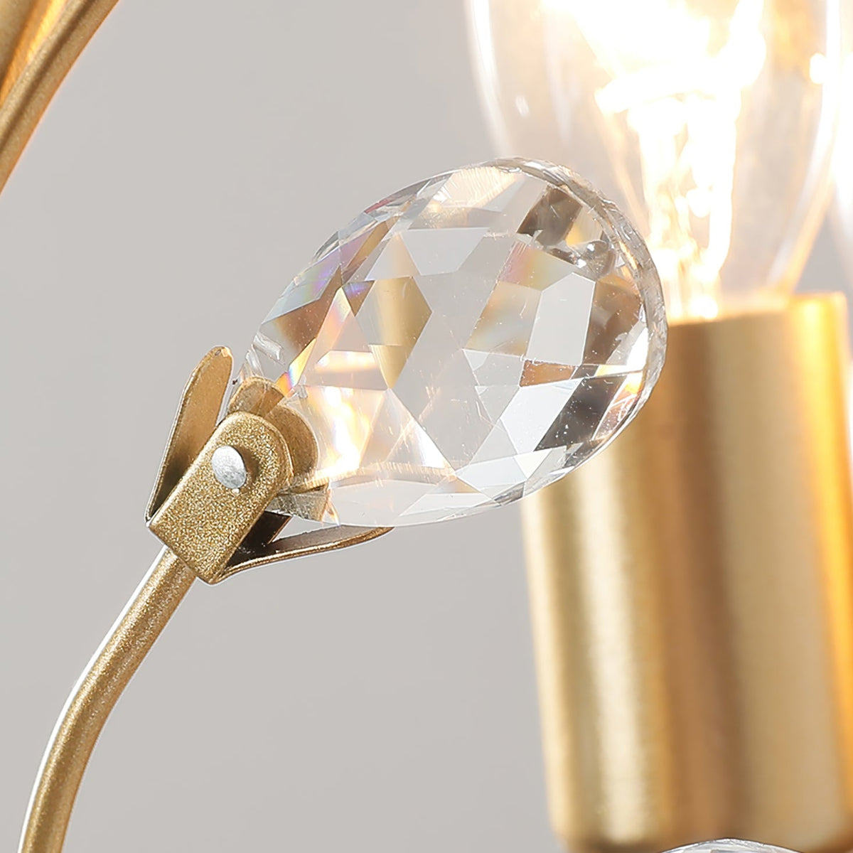 Elegant Loftlampe med Metalstruktur og Krystalakcenter for Tidløs Dekoration
