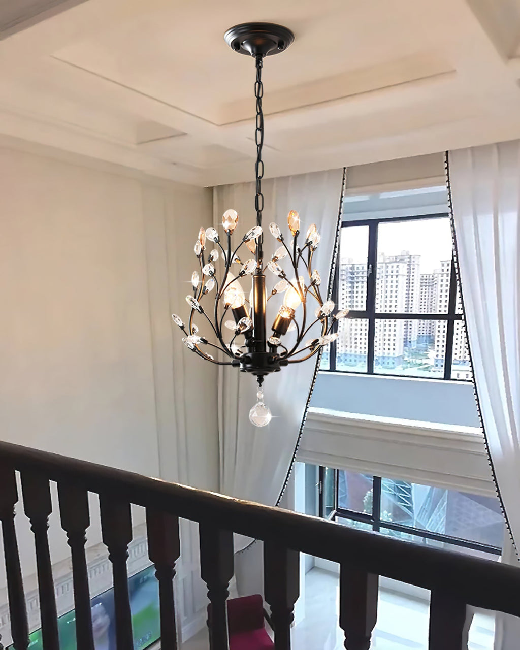 Elegant Loftlampe med Metalstruktur og Krystalakcenter for Tidløs Dekoration