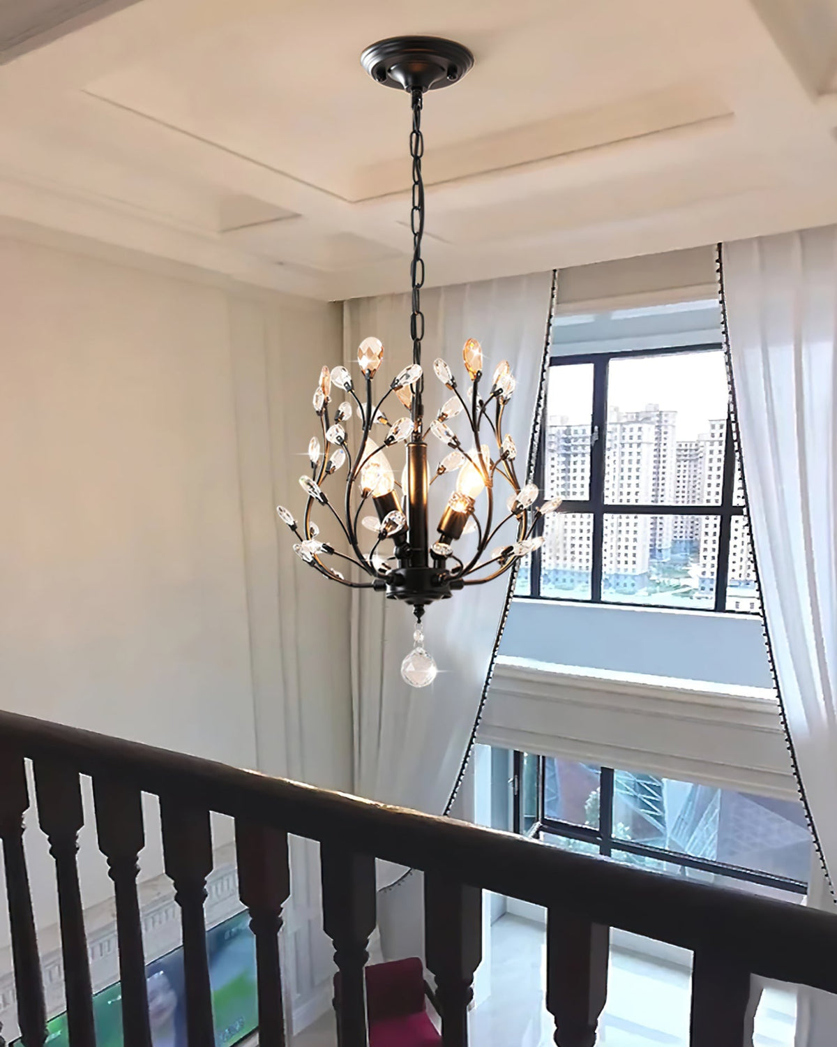 Elegant Loftlampe med Metalstruktur og Krystalakcenter for Tidløs Dekoration