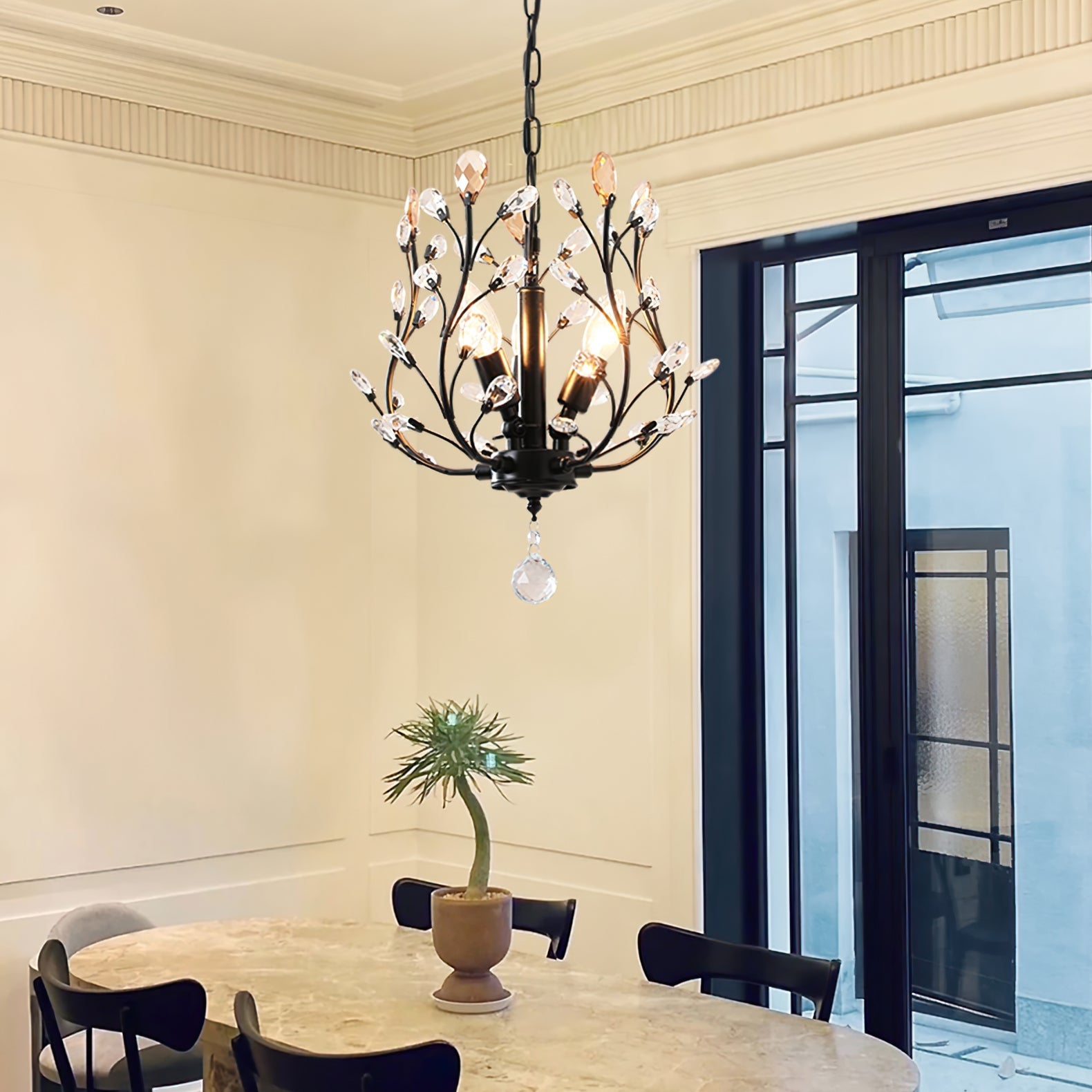 Elegant Loftlampe med Metalstruktur og Krystalakcenter for Tidløs Dekoration