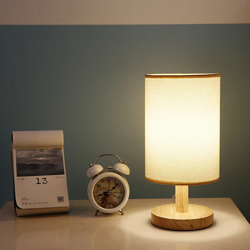 Linnebordlampe med Træbase og Støjsvag Indendørs Lysfunktion
