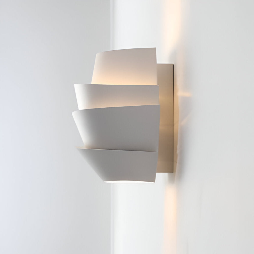 Skandinavisk Væglampe Med Dobbelt Lysudgang Og Moderne Design