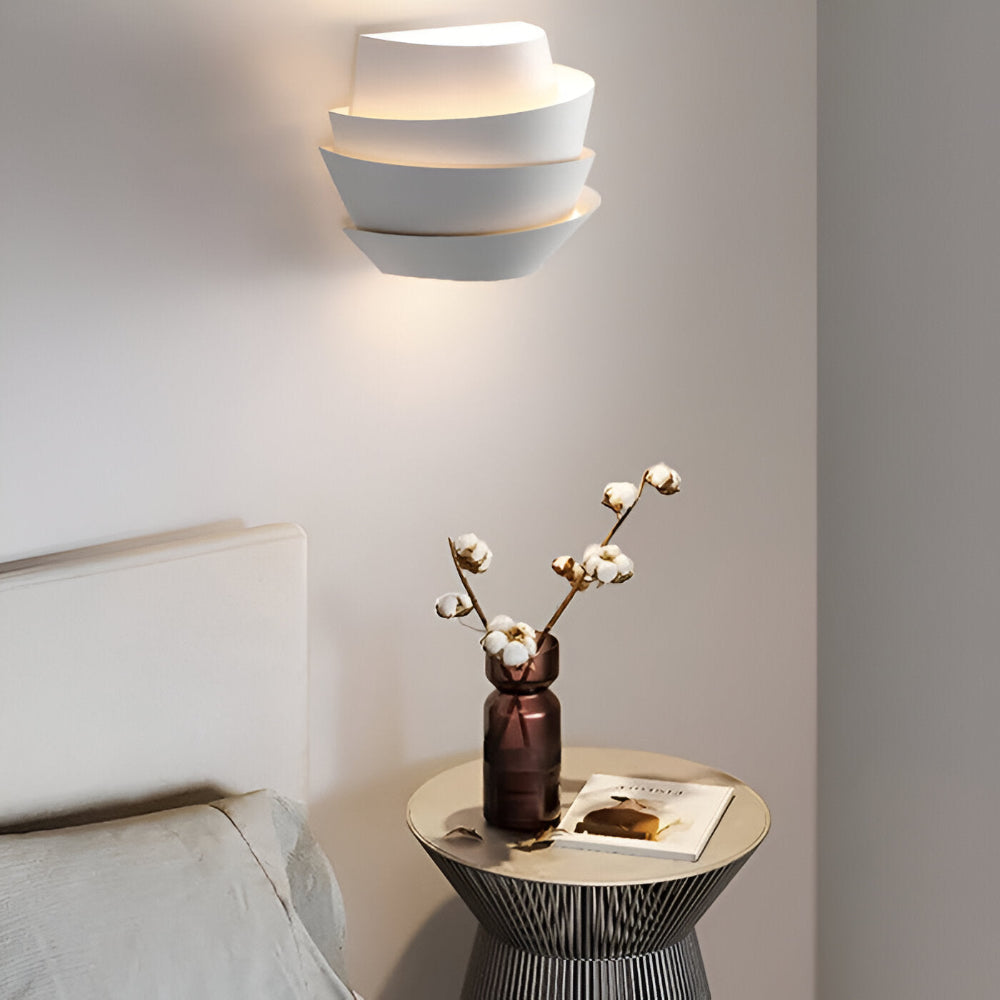 Skandinavisk Væglampe Med Dobbelt Lysudgang Og Moderne Design