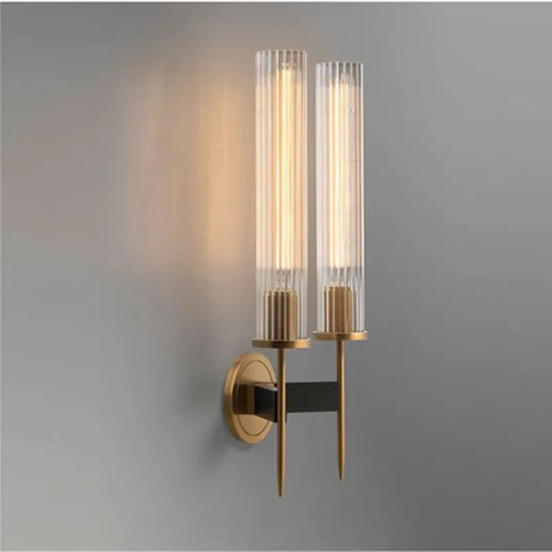 Moderne Væglampe Med Ribbet Glas Og Elegant Metalfinish Til Stemningsfuld Belysning