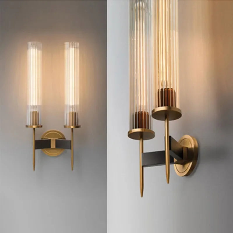Moderne Væglampe Med Ribbet Glas Og Elegant Metalfinish Til Stemningsfuld Belysning