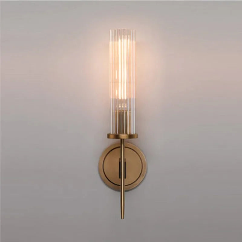 Moderne Væglampe Med Ribbet Glas Og Elegant Metalfinish Til Stemningsfuld Belysning