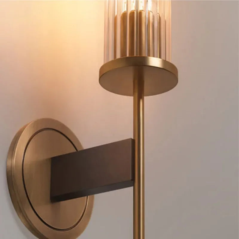 Moderne Væglampe Med Ribbet Glas Og Elegant Metalfinish Til Stemningsfuld Belysning