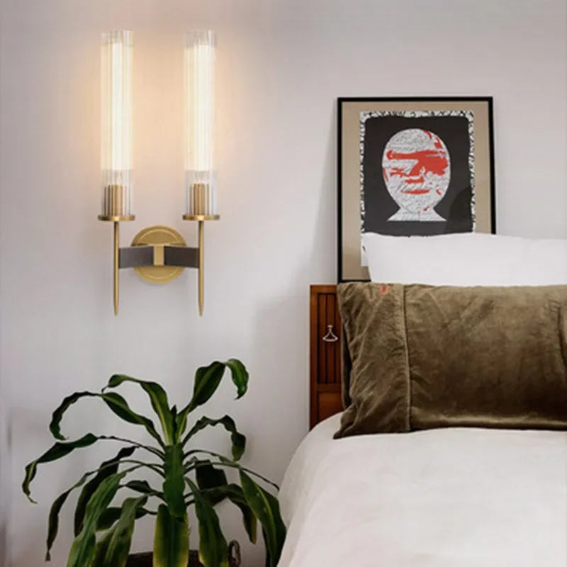 Moderne Væglampe Med Ribbet Glas Og Elegant Metalfinish Til Stemningsfuld Belysning