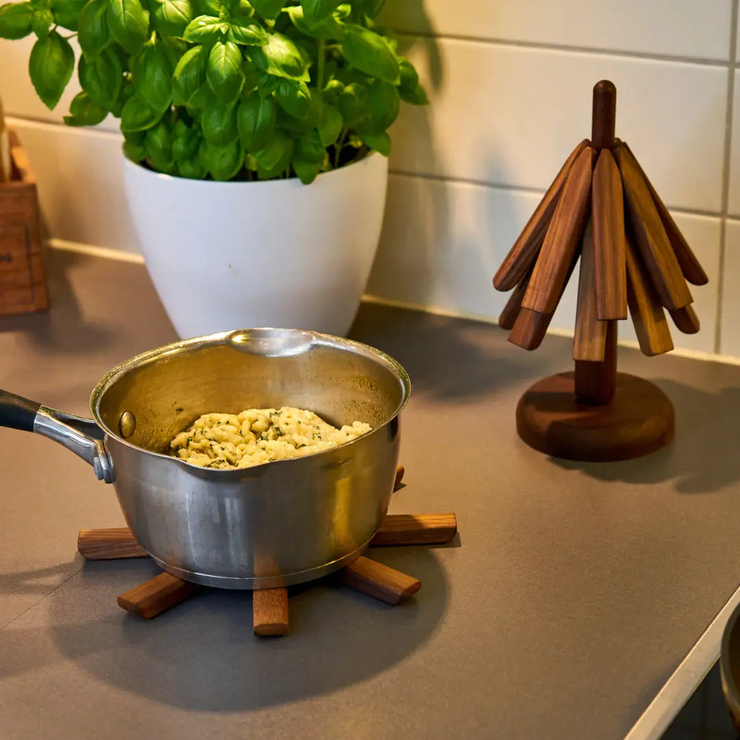 Træ Grytunderlag med Naturinspireret Design og Praktisk Organisering