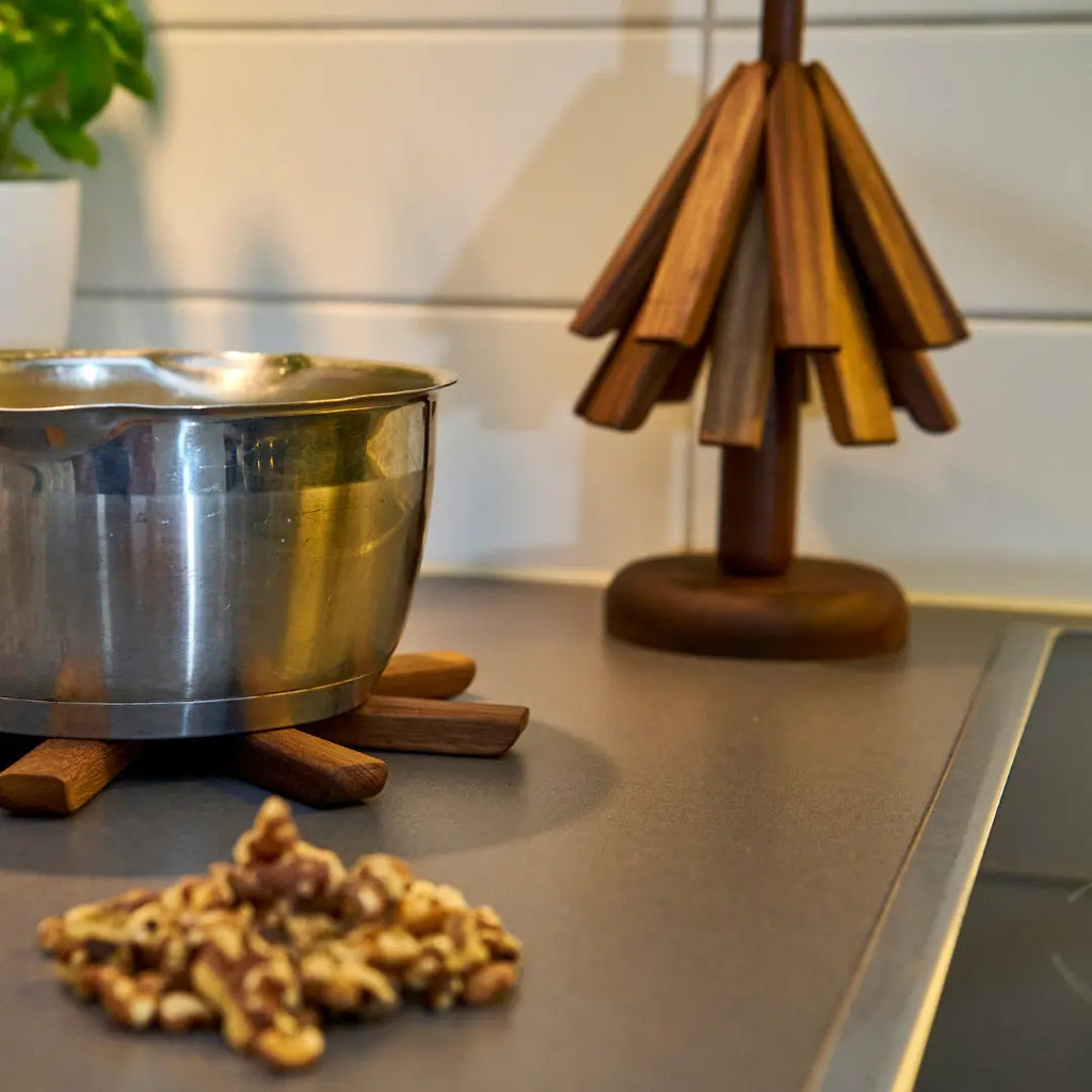 Træ Grytunderlag med Naturinspireret Design og Praktisk Organisering