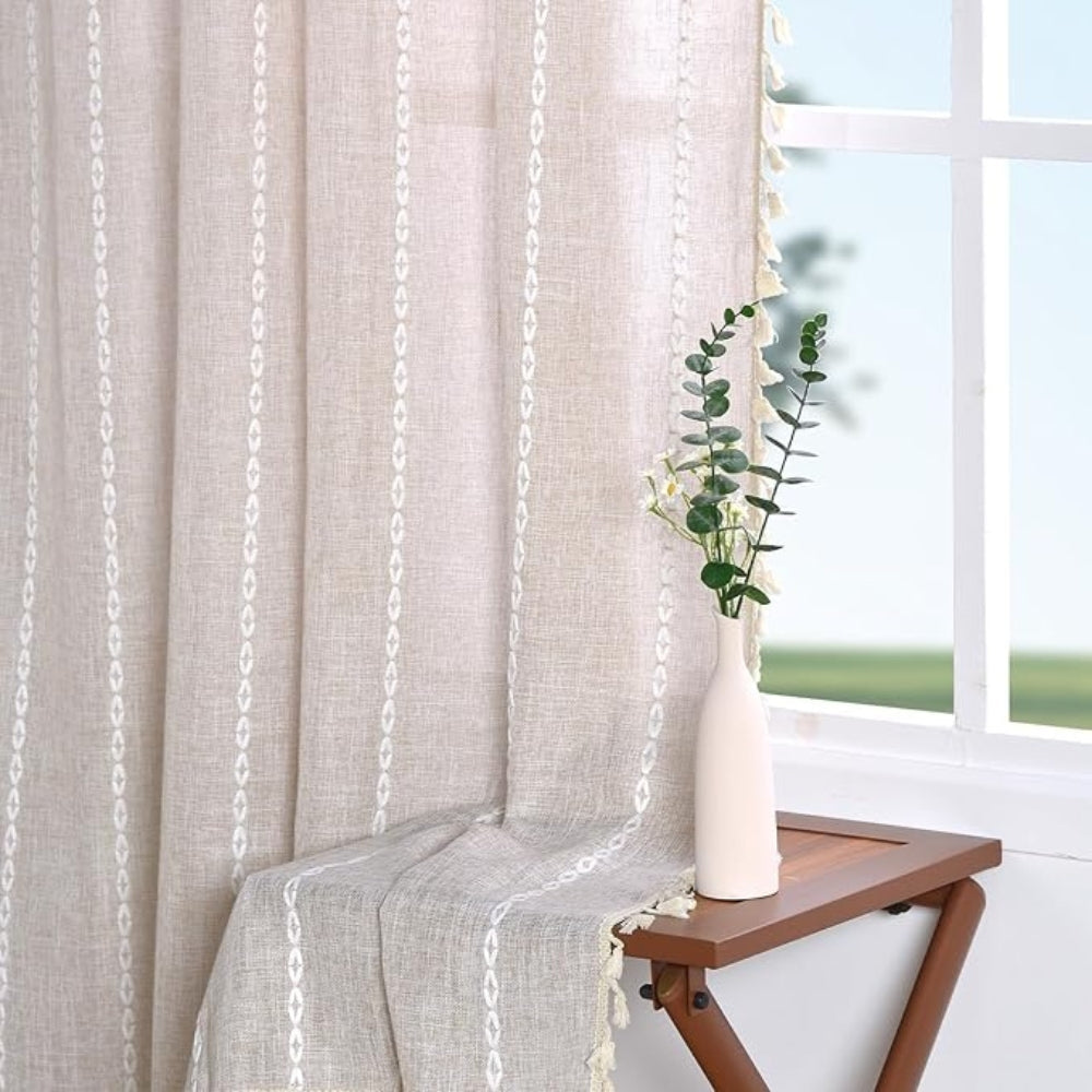 Gardin med Linnedlook og Diskret Broderi i Nordisk Stil