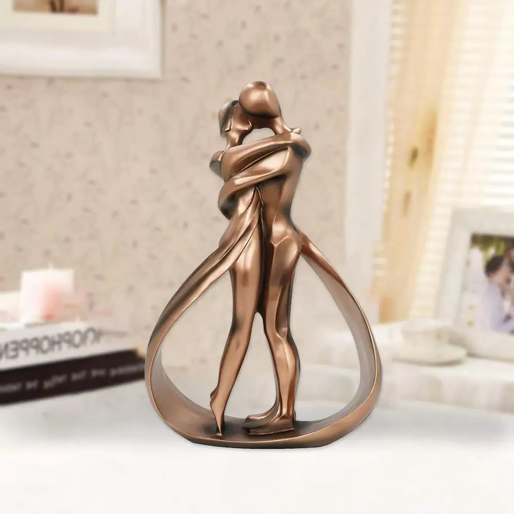 Harpiks Skulptur Med Omfavnende Figurer Og Symbolsk Udtryk