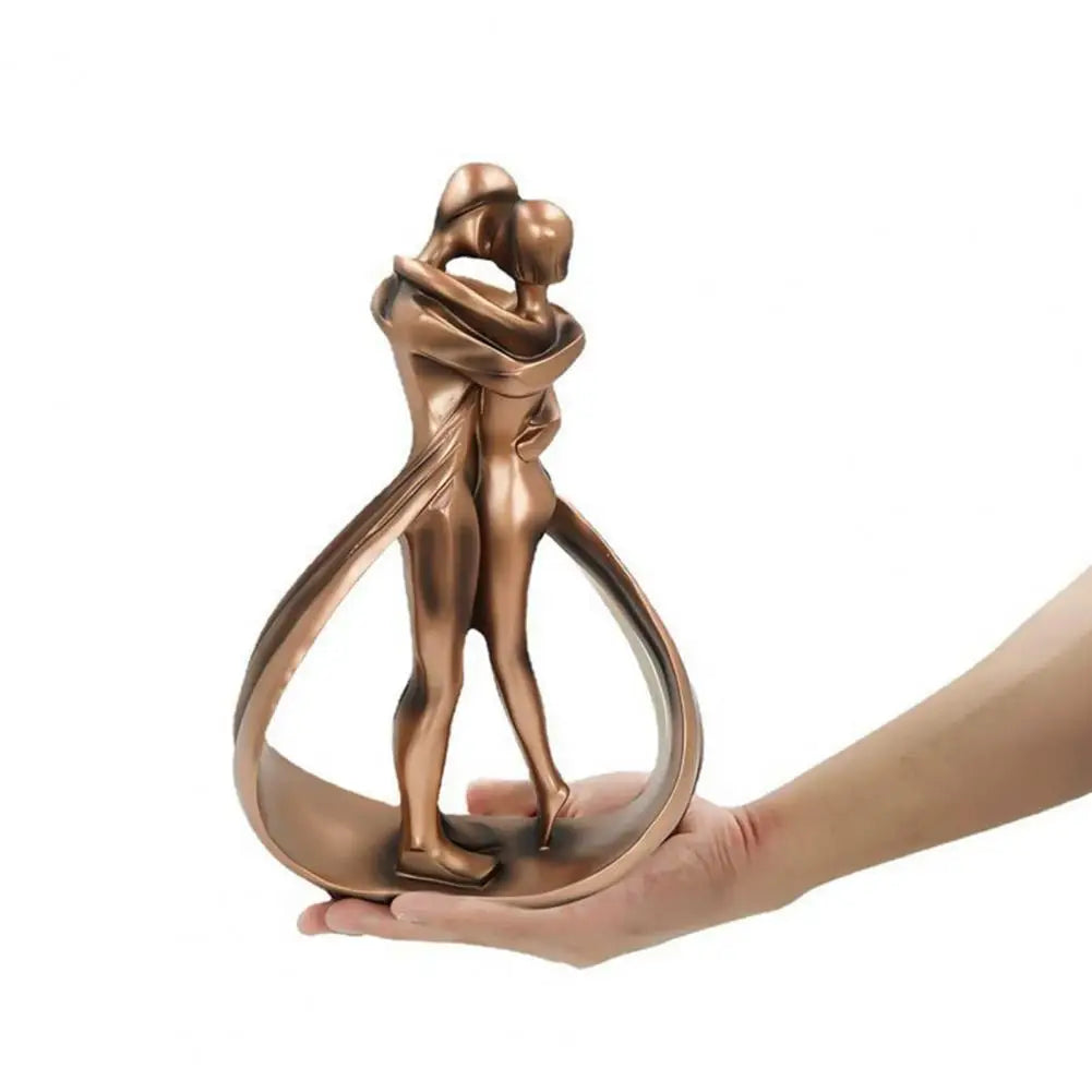 Harpiks Skulptur Med Omfavnende Figurer Og Symbolsk Udtryk