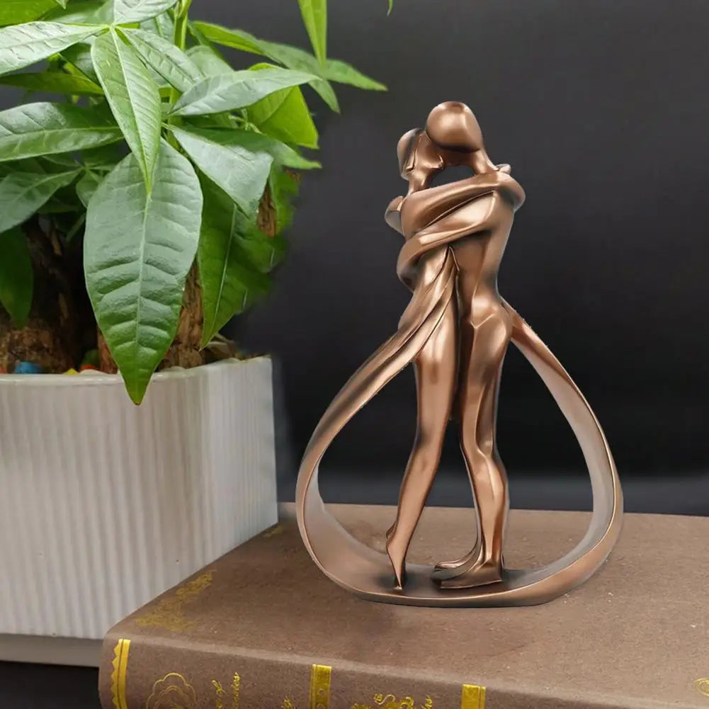 Harpiks Skulptur Med Omfavnende Figurer Og Symbolsk Udtryk