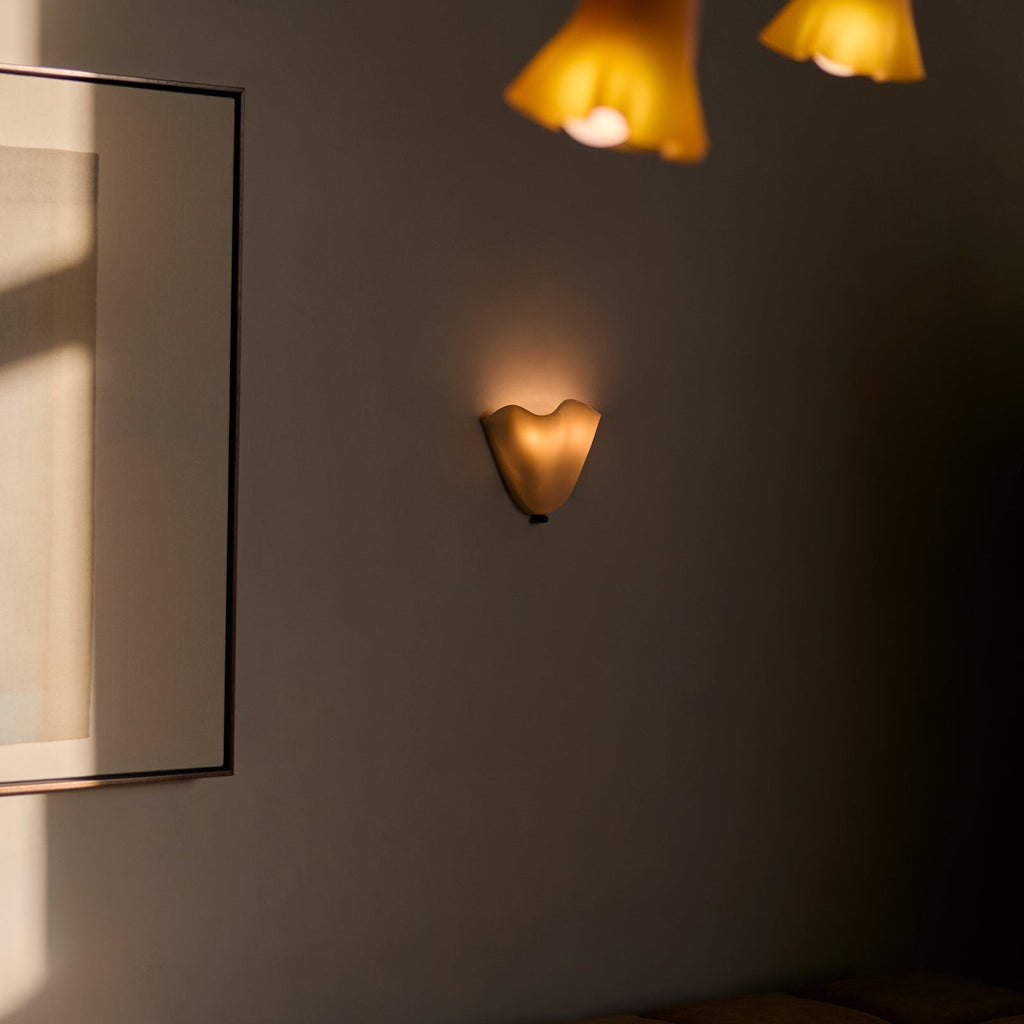 Væglampe i Glasmaleri med Retro Silhuet og Blødt Ledlys