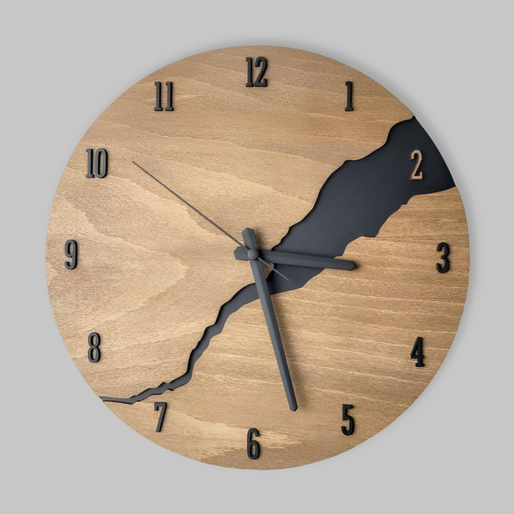 Vægur I Træ Med Tidløst Design Og 30 cm Diameter