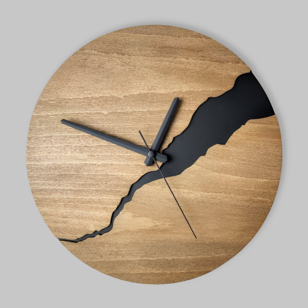 Vægur I Træ Med Tidløst Design Og 30 cm Diameter
