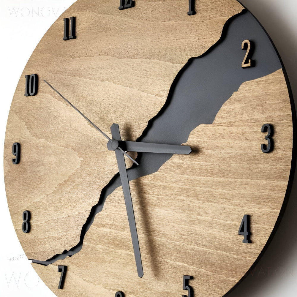Vægur I Træ Med Tidløst Design Og 30 cm Diameter