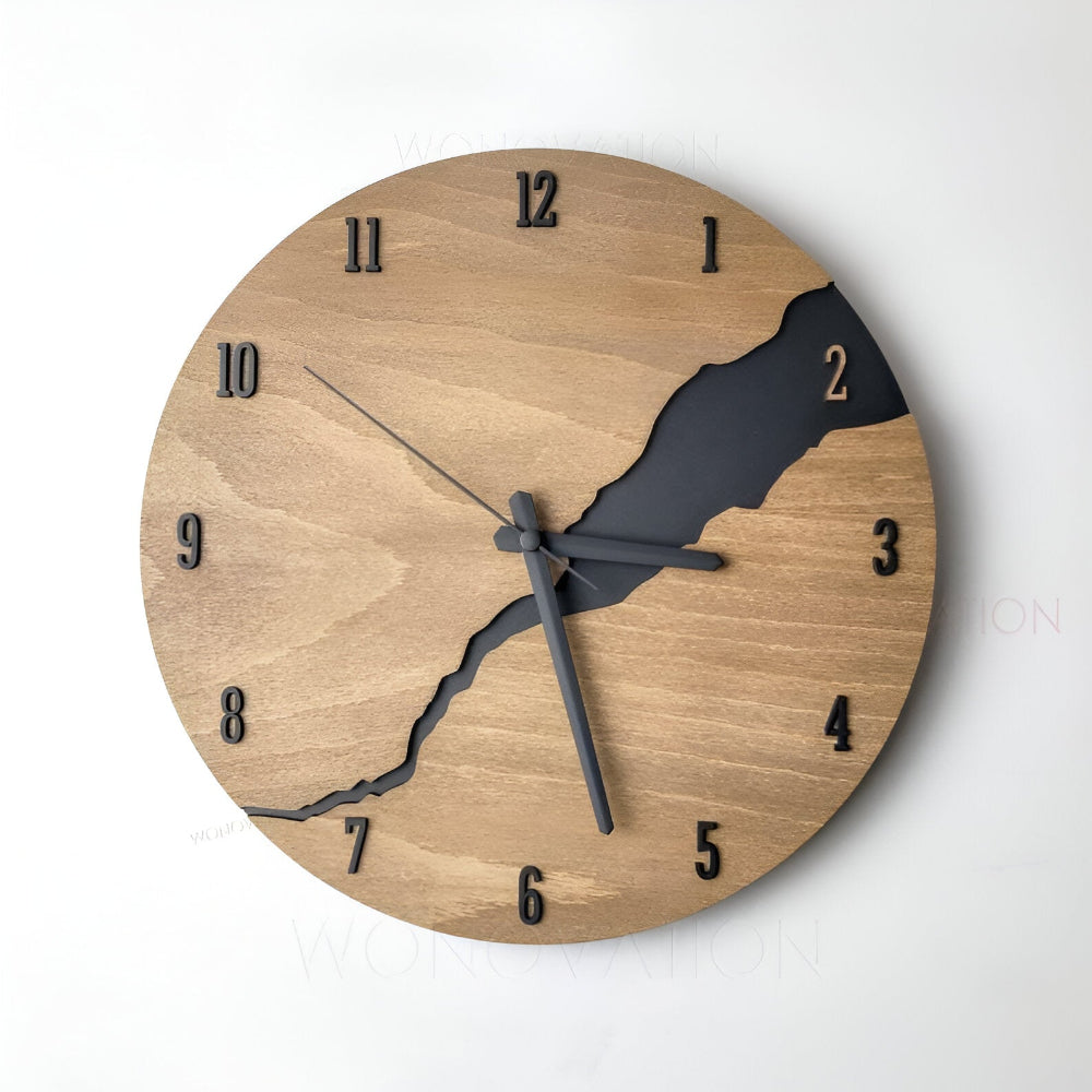 Vægur I Træ Med Tidløst Design Og 30 cm Diameter