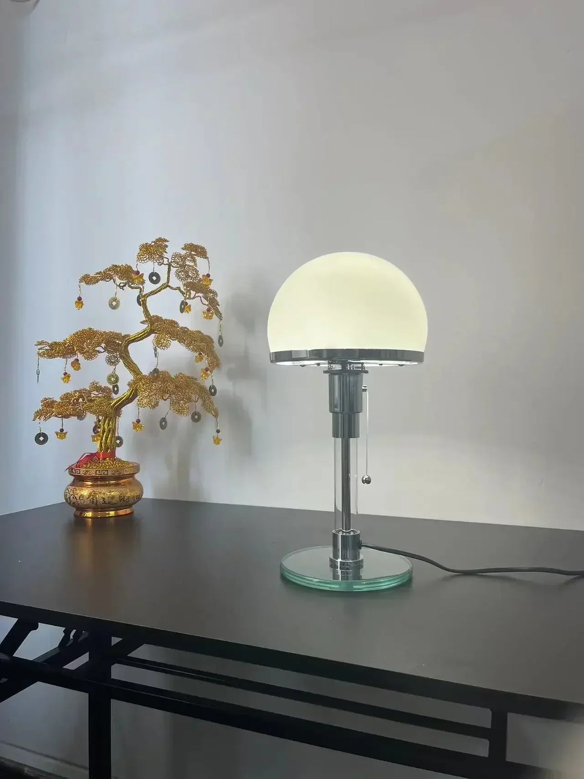 Bauhaus Bordlampe Med Frostede Glaskugler Og Kromfinish Til Moderne Indretning