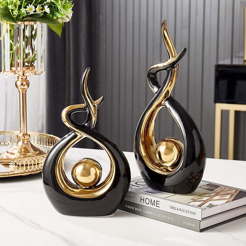 Keramisk Skulptur Med Abstrakt Form Og Gyldne Detaljer
