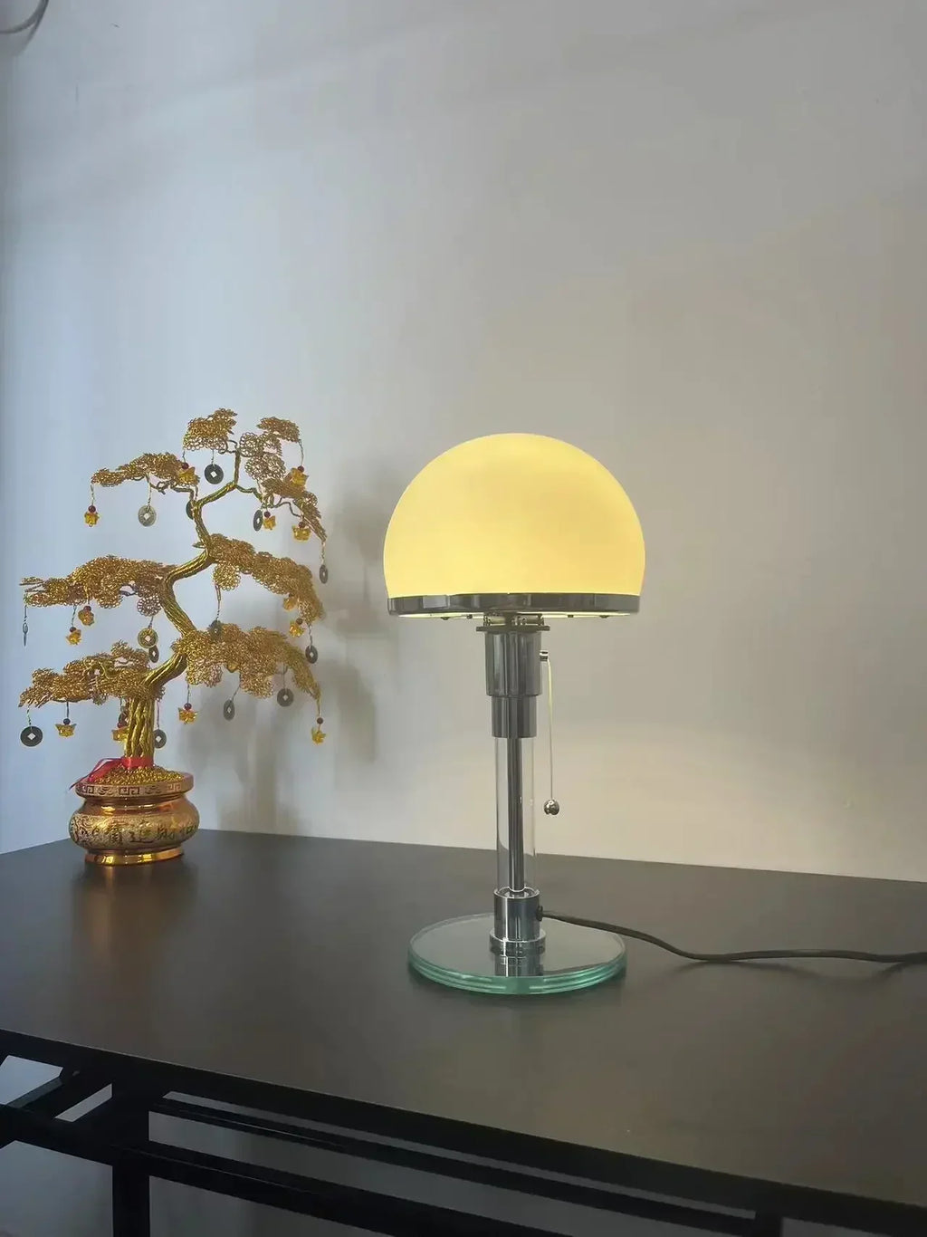 Bauhaus Bordlampe Med Frostede Glaskugler Og Kromfinish Til Moderne Indretning