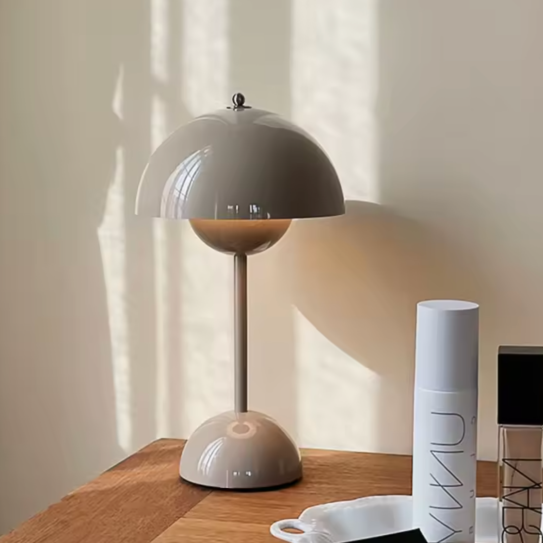 Moderne LED Bordlampe i Verner‑Inspireret Design med Touch‑Dæmpning