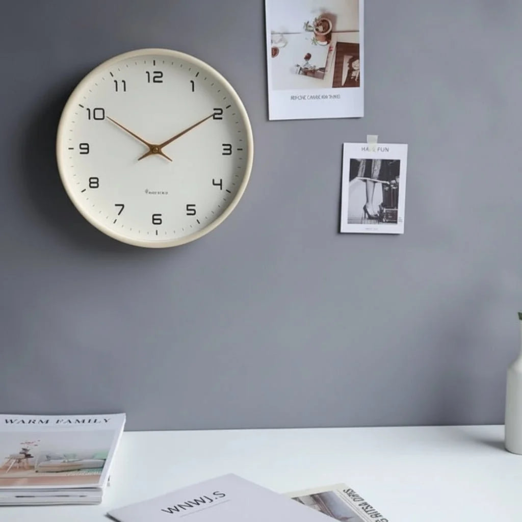 Minimalistisk Vægur i Skandinavisk Stil for Rolig og Moderne Indretning