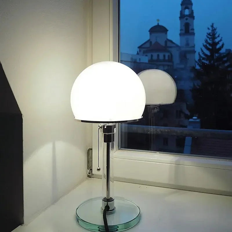 Bauhaus Bordlampe Med Frostede Glaskugler Og Kromfinish Til Moderne Indretning