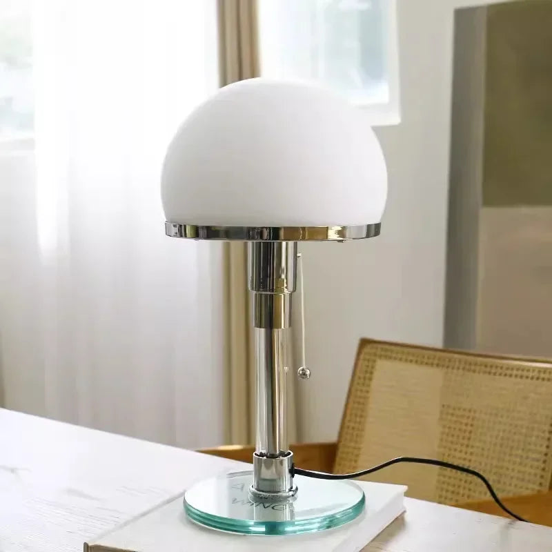Bauhaus Bordlampe Med Frostede Glaskugler Og Kromfinish Til Moderne Indretning