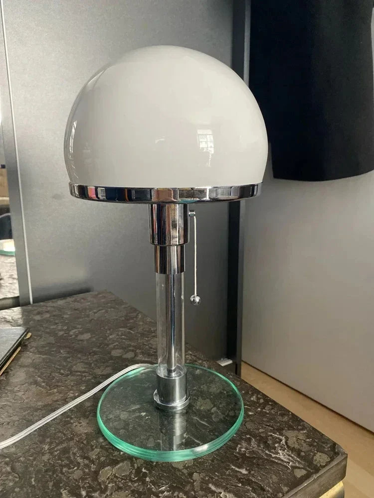 Bauhaus Bordlampe Med Frostede Glaskugler Og Kromfinish Til Moderne Indretning