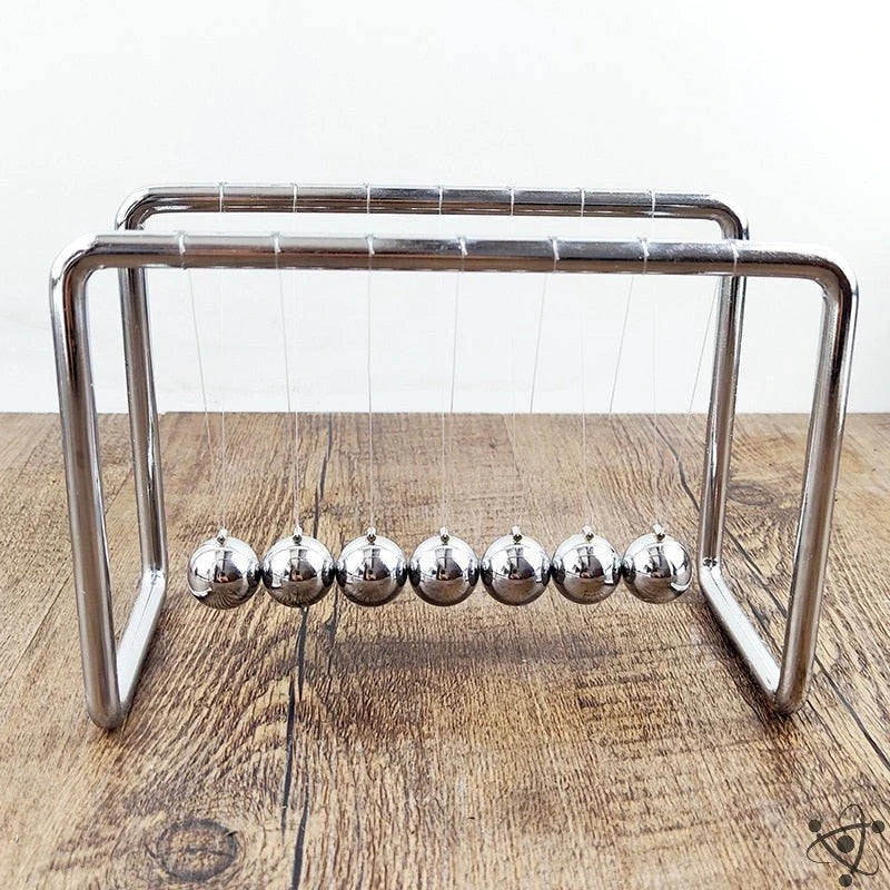 Elegant Newtonpendul i Sølvfarvet Metal