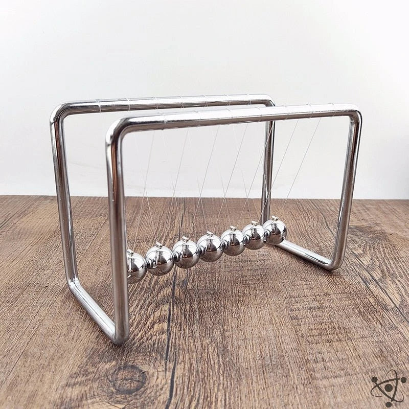 Elegant Newtonpendul i Sølvfarvet Metal