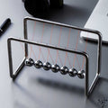 Elegant Newtonpendul i Sølvfarvet Metal