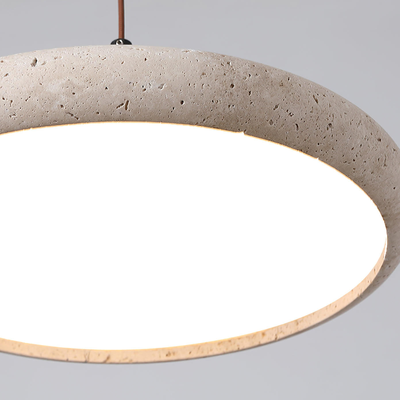 Loftlampe i Naturtravertin og Træ for Organisk og Kunstnerisk Indendørs Belysning