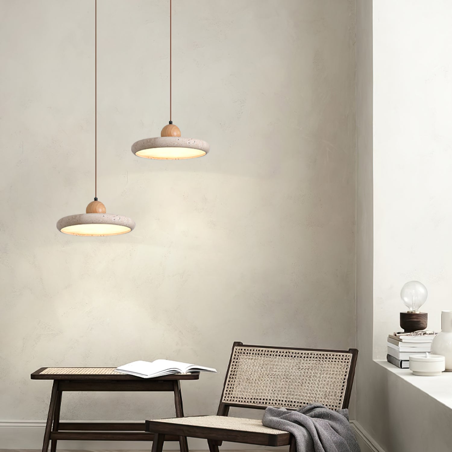 Loftlampe i Naturtravertin og Træ for Organisk og Kunstnerisk Indendørs Belysning