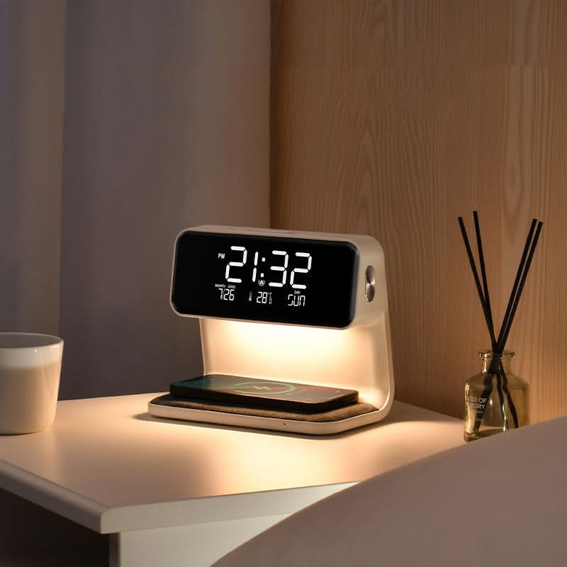 Multifunktionel Natbordslampe med LED‑Lys, Trådløs Opladning og Digital Alarm