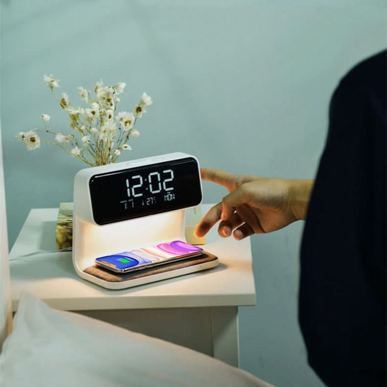 Multifunktionel Natbordslampe med LED‑Lys, Trådløs Opladning og Digital Alarm