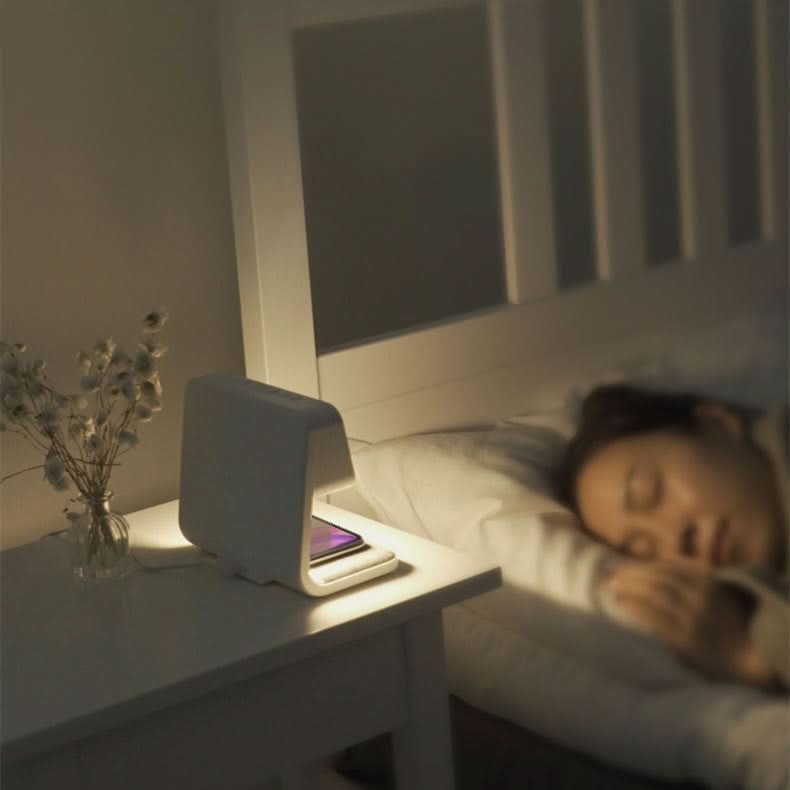 Multifunktionel Natbordslampe med LED‑Lys, Trådløs Opladning og Digital Alarm