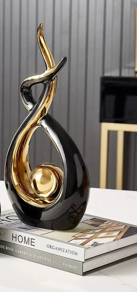 Keramisk Skulptur Med Abstrakt Form Og Gyldne Detaljer