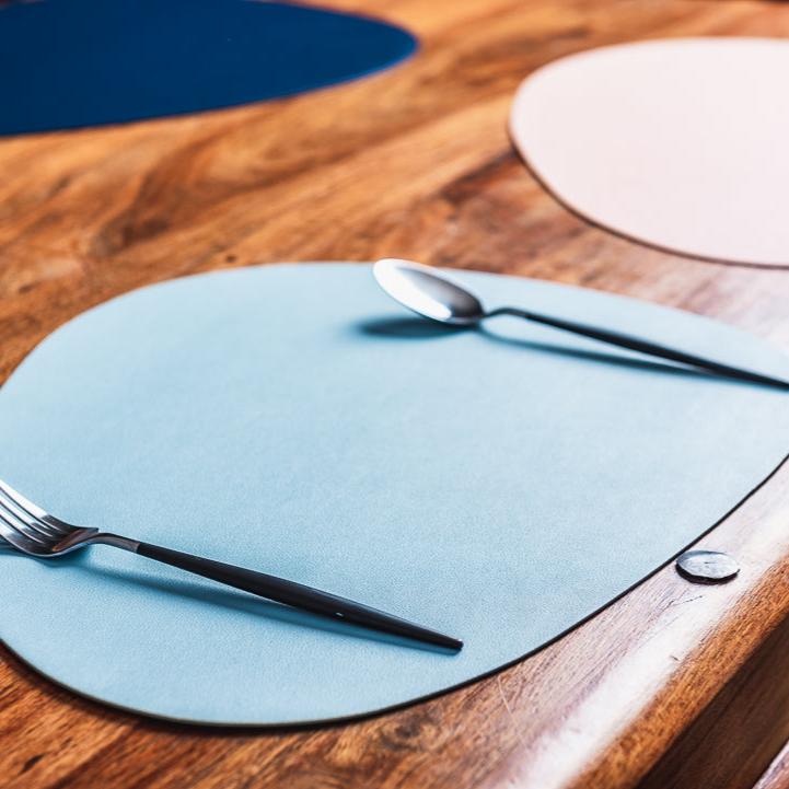 Læder Dækkeserviet Og Bordskånersæt Med Varmebestandigt Design Til Moderne Borddækning