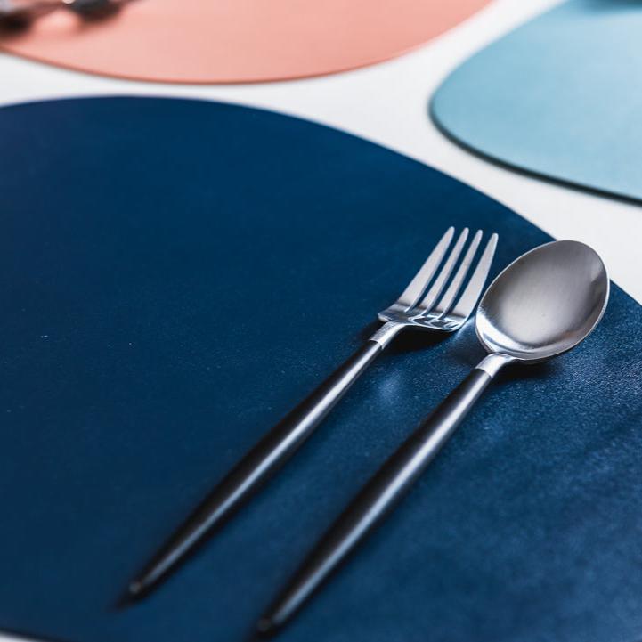 Læder Dækkeserviet Og Bordskånersæt Med Varmebestandigt Design Til Moderne Borddækning