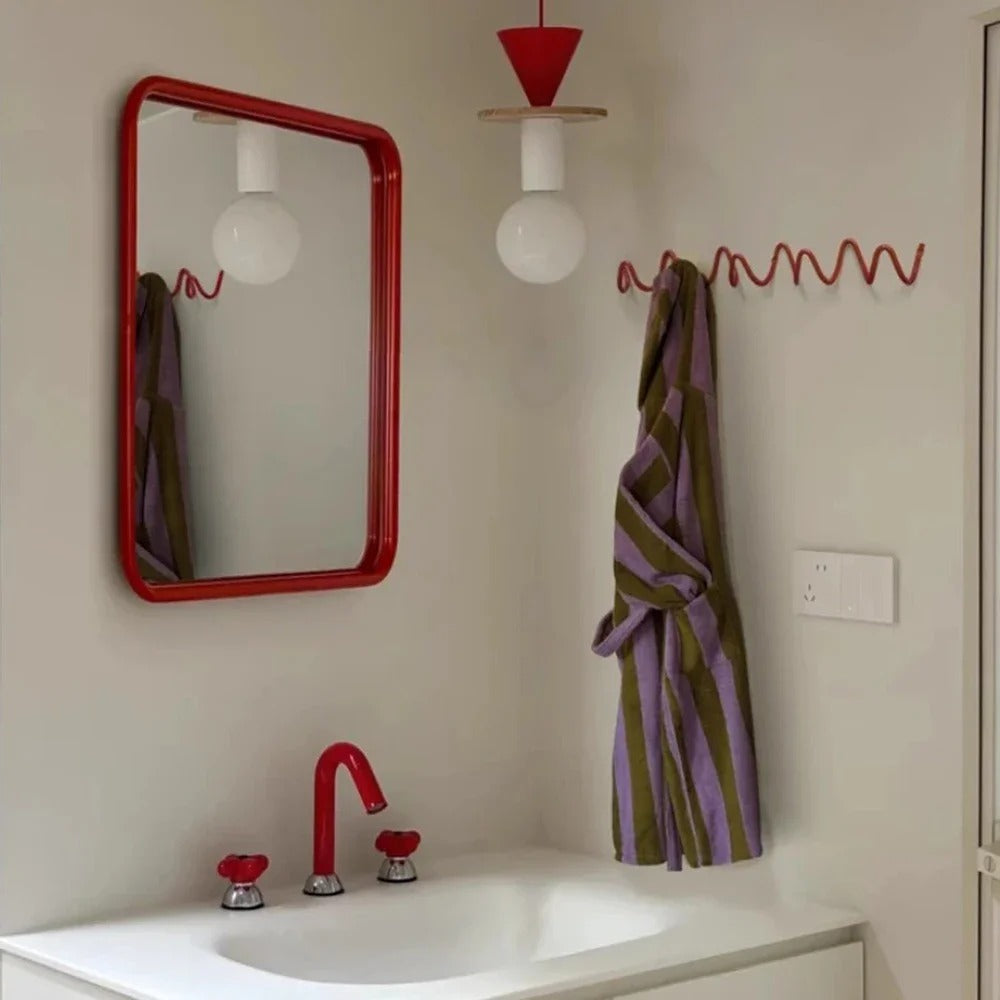 Elegant Vægmonteret Knagerække med Bølgedesign