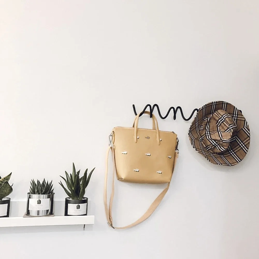 Elegant Vægmonteret Knagerække med Bølgedesign
