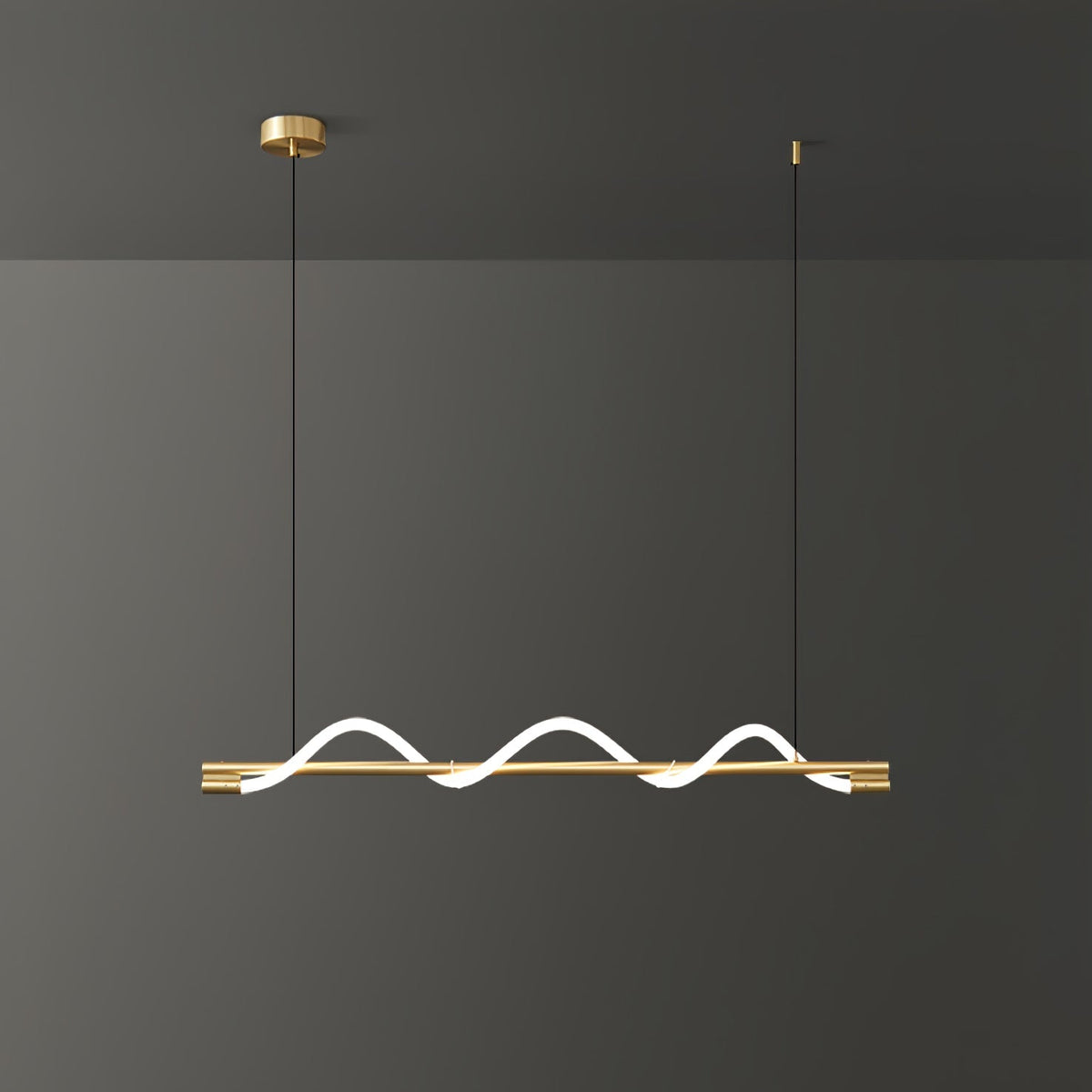Minimalistisk Loftlampe med Silikonelinjer og Messingdetaljer for Moderne Indendørs Belysning