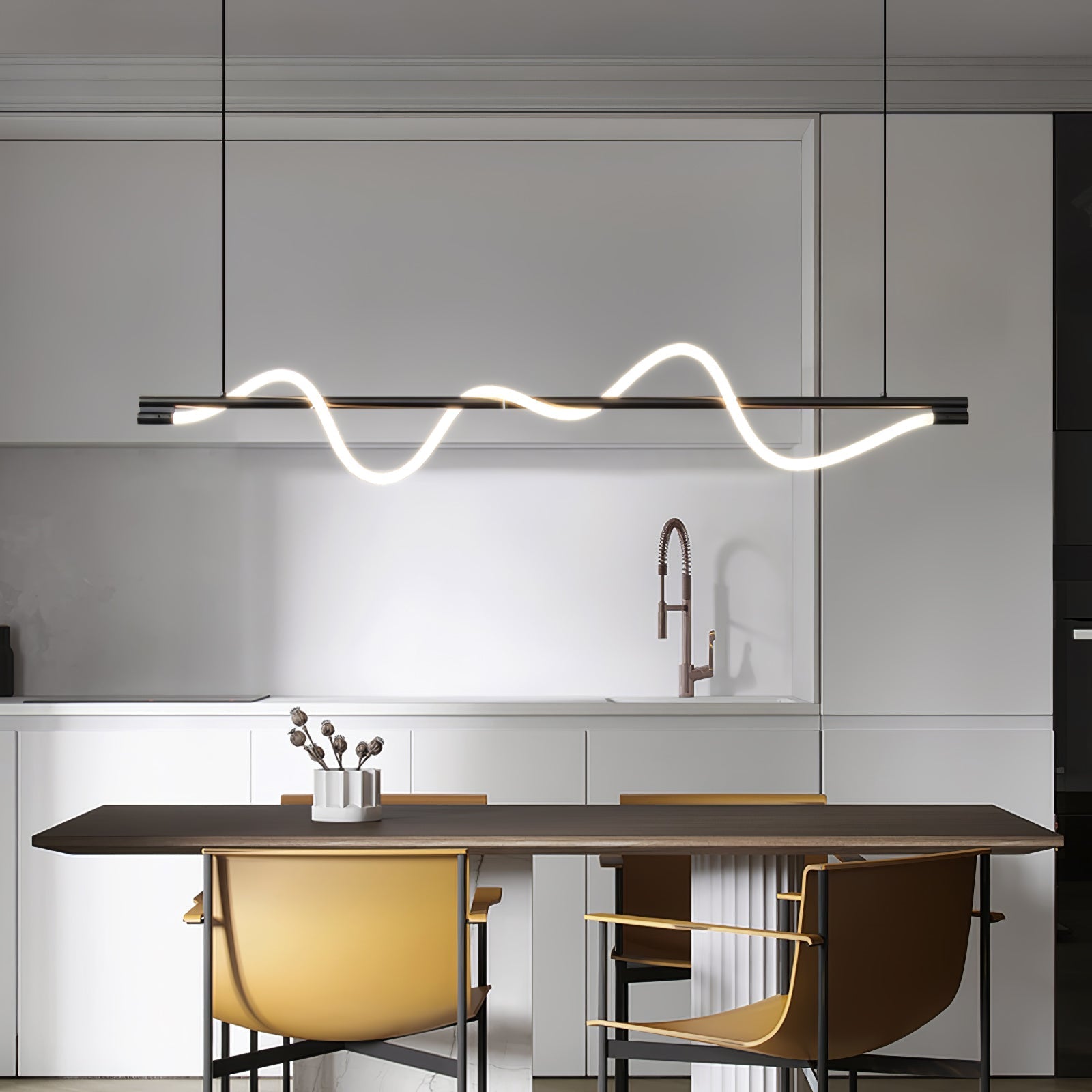 Minimalistisk Loftlampe med Silikonelinjer og Messingdetaljer for Moderne Indendørs Belysning
