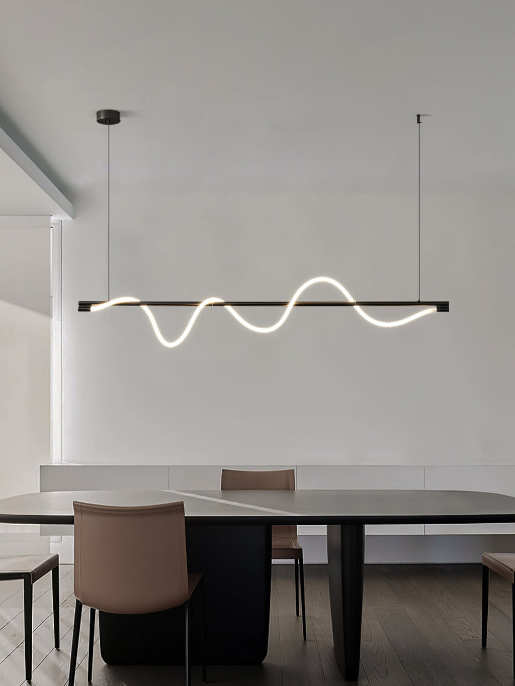 Minimalistisk Loftlampe med Silikonelinjer og Messingdetaljer for Moderne Indendørs Belysning