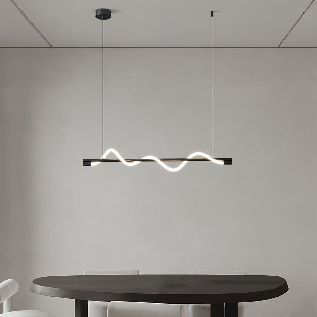 Minimalistisk Loftlampe med Silikonelinjer og Messingdetaljer for Moderne Indendørs Belysning